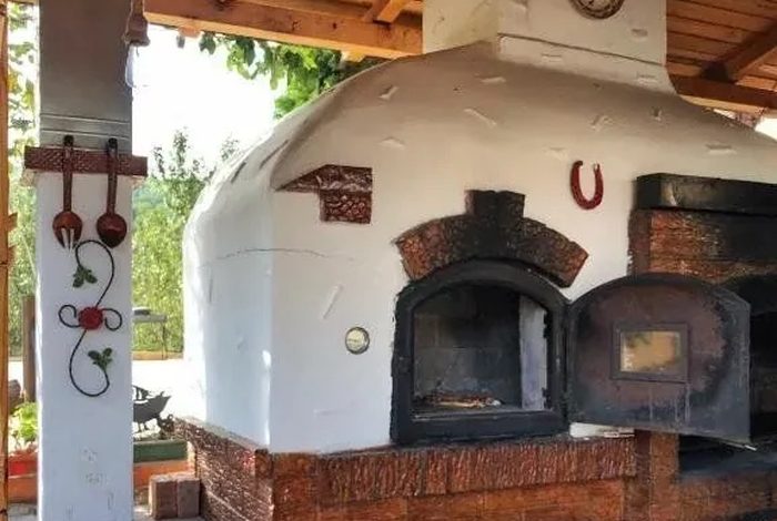 Grătarul acoperit, cu cuptor de pâine