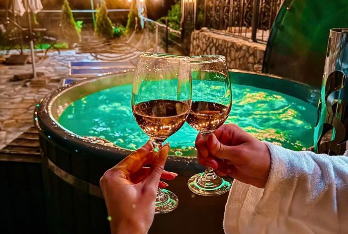 Zona SPA, ciubăr cu jacuzzi și cromoterapie
