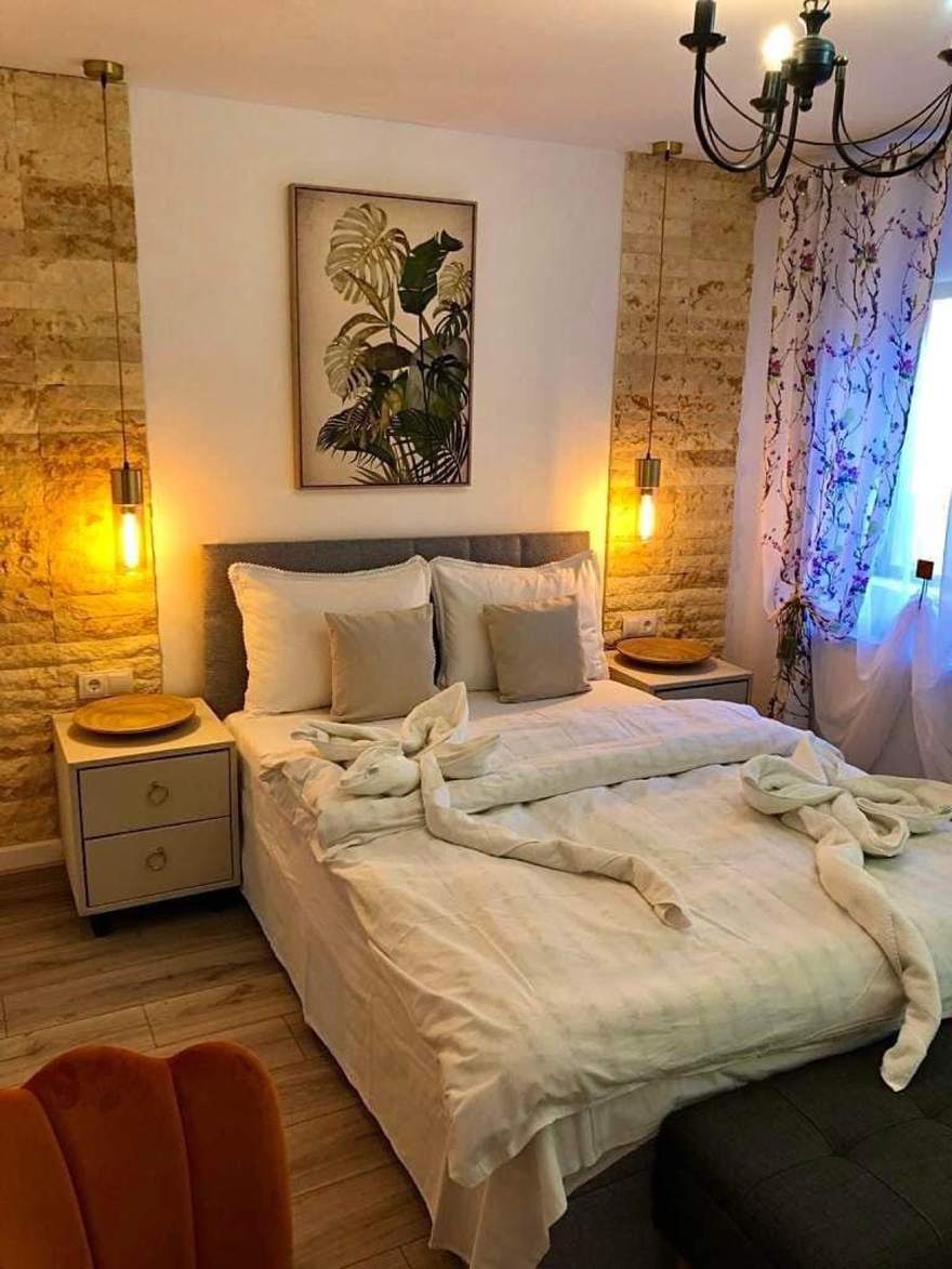 Cameră cu pereți de piatră