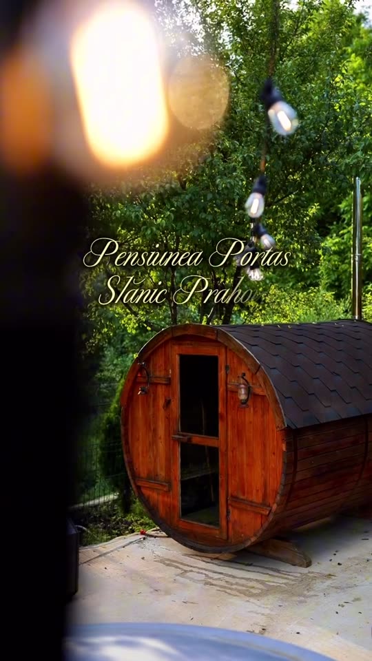 Sauna-butoi și luminile din curte, seara