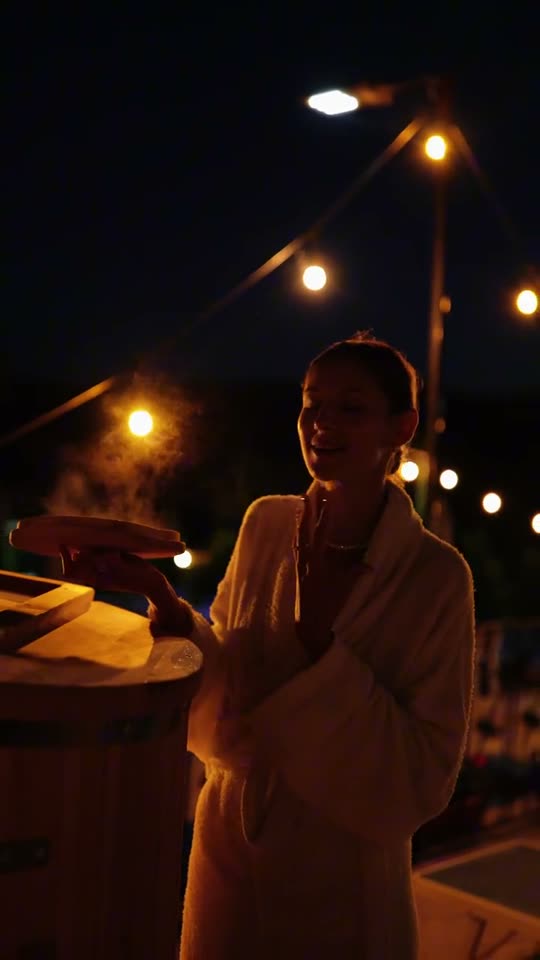 Herbal Sauna seara, cu aburi și lumini în curte