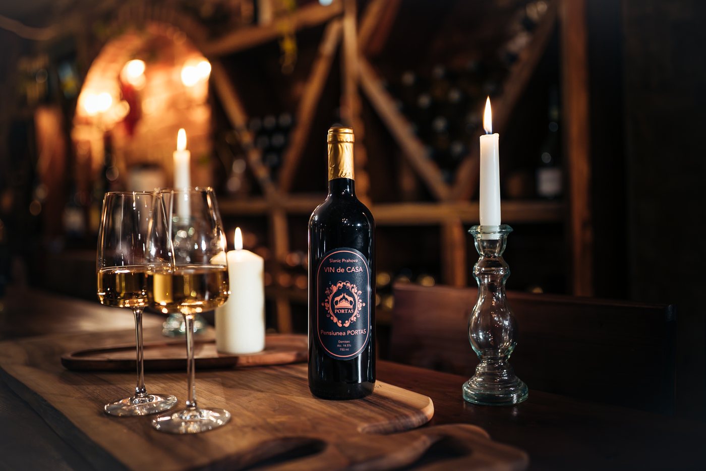 Sticla de vin de casă Portas, la lumina lumânărilor