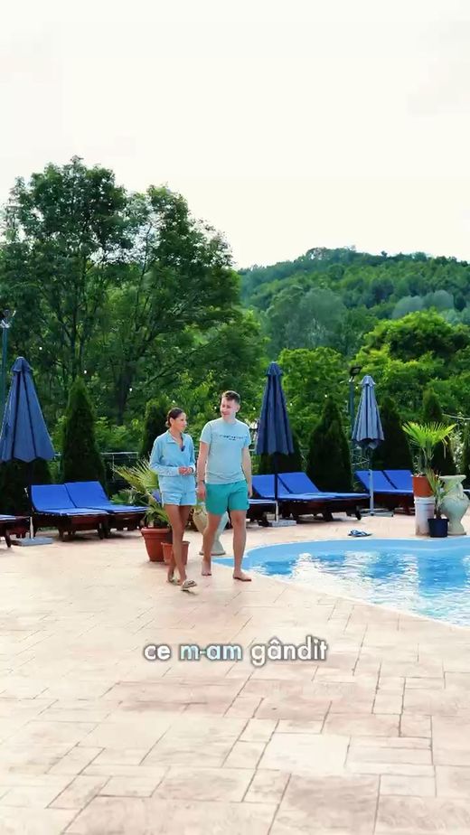 Doi oaspeți lângă piscina încălzită